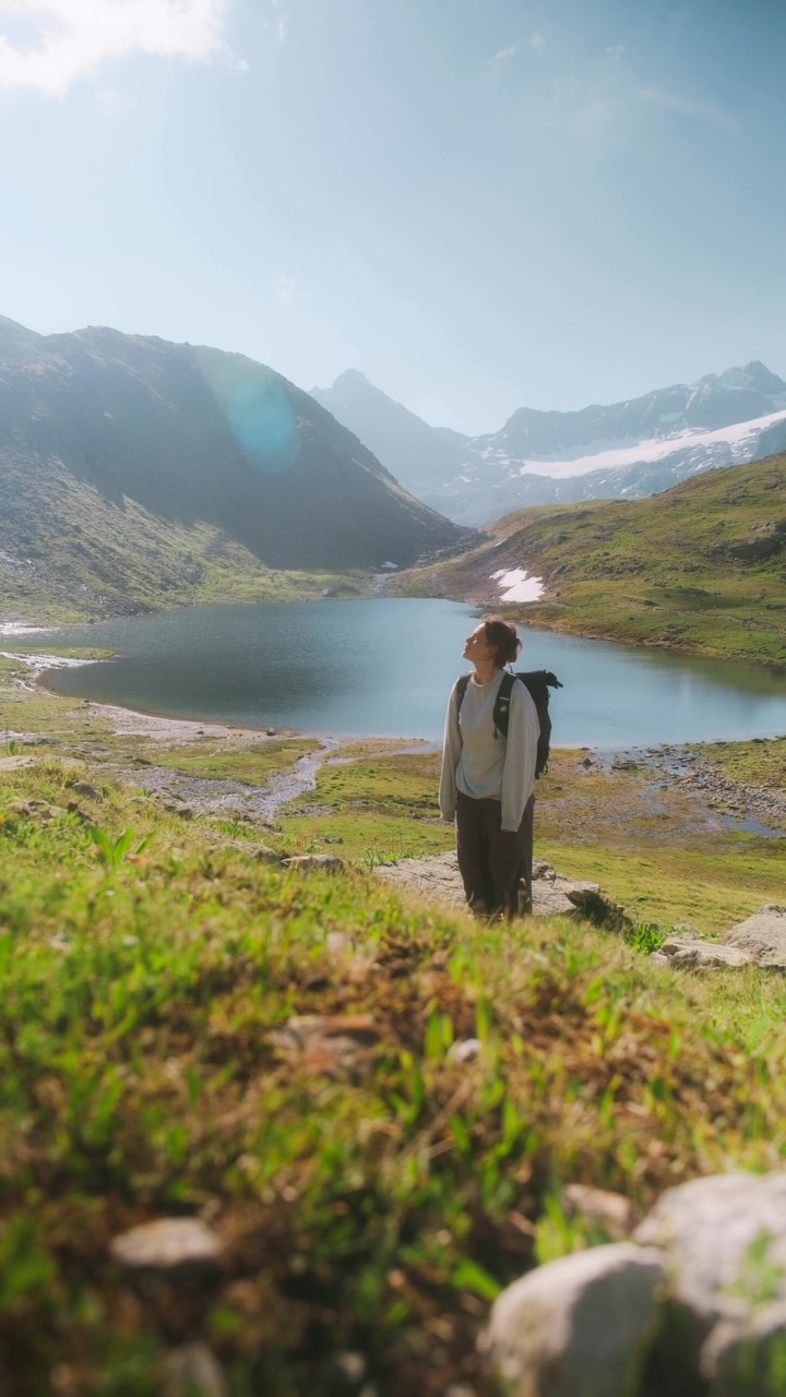 Vom Dischma zur Grialetschhütte – und danach zurück zum Geniessen. ⛰️🍹

Ein Morgen voller Bergluft, Weitblick und stiller Momente. Nach der Wanderung wartet im Hotel Edelweiss der wohlverdiente Apéro – der perfekte Abschluss eines Tages in den Davoser Bergen.

From Dischma to the Grialetsch Hut – and back to enjoy the moment. ⛰️🍹

A morning filled with fresh mountain air, wide-open views and quiet moments. After the hike, a well-deserved apéro awaits at Hotel Edelweiss – the perfect ending to a day in the Davos mountains.